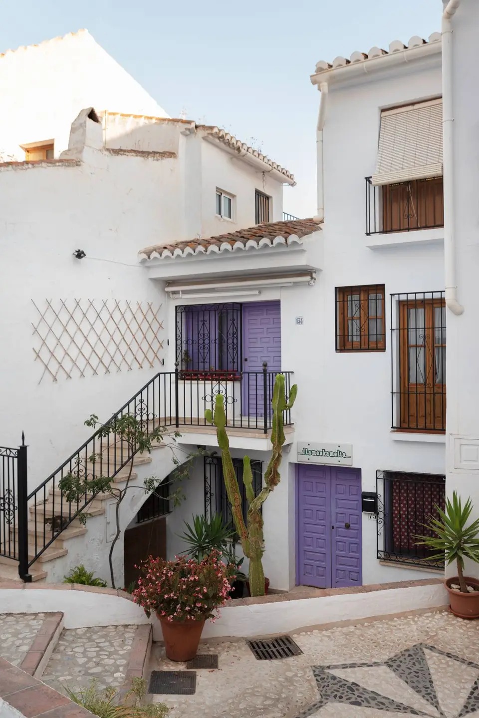 Frigiliana entre las colinas de Andalucía
