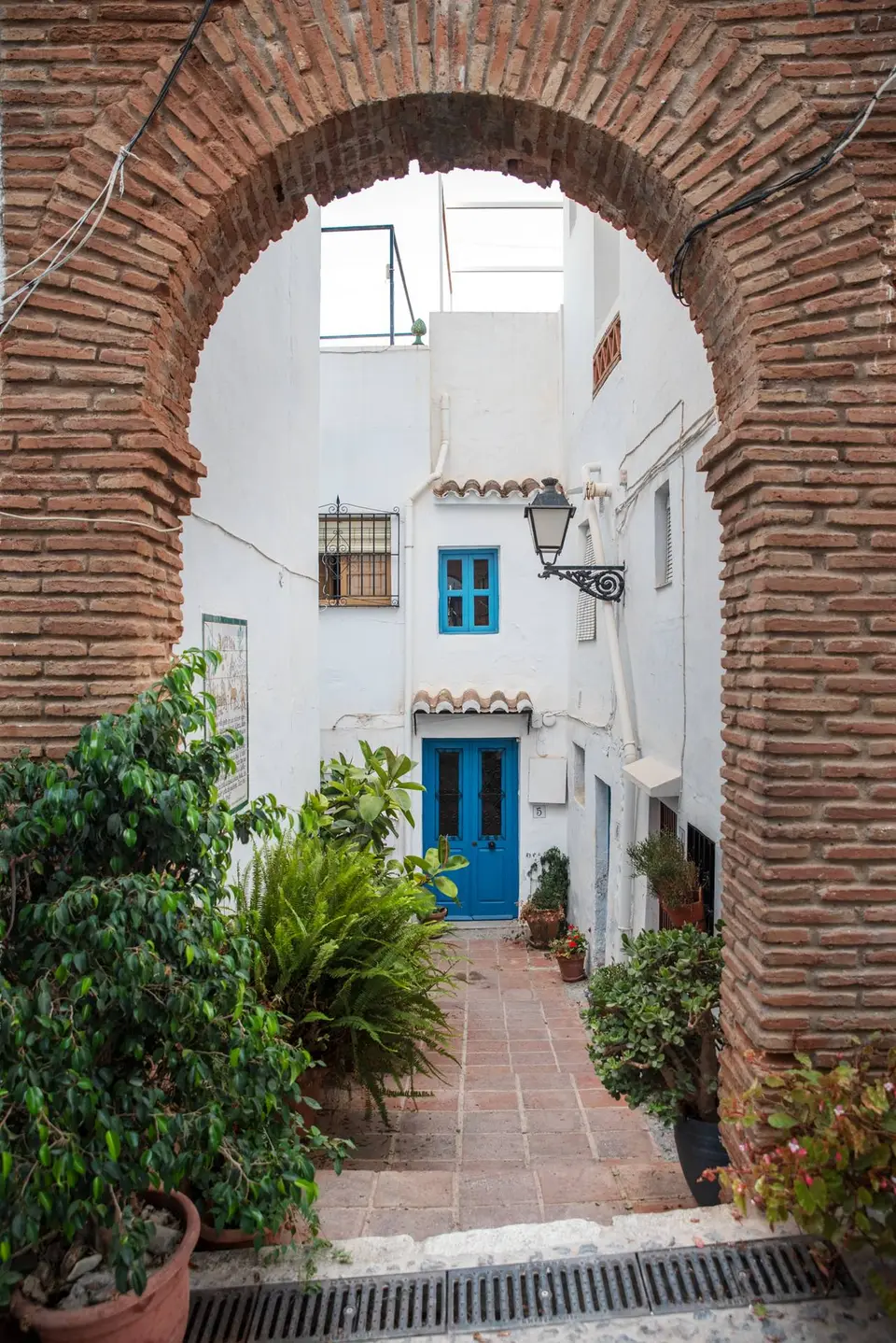 Casas blancas tradicionales en una calle de Frigiliana
