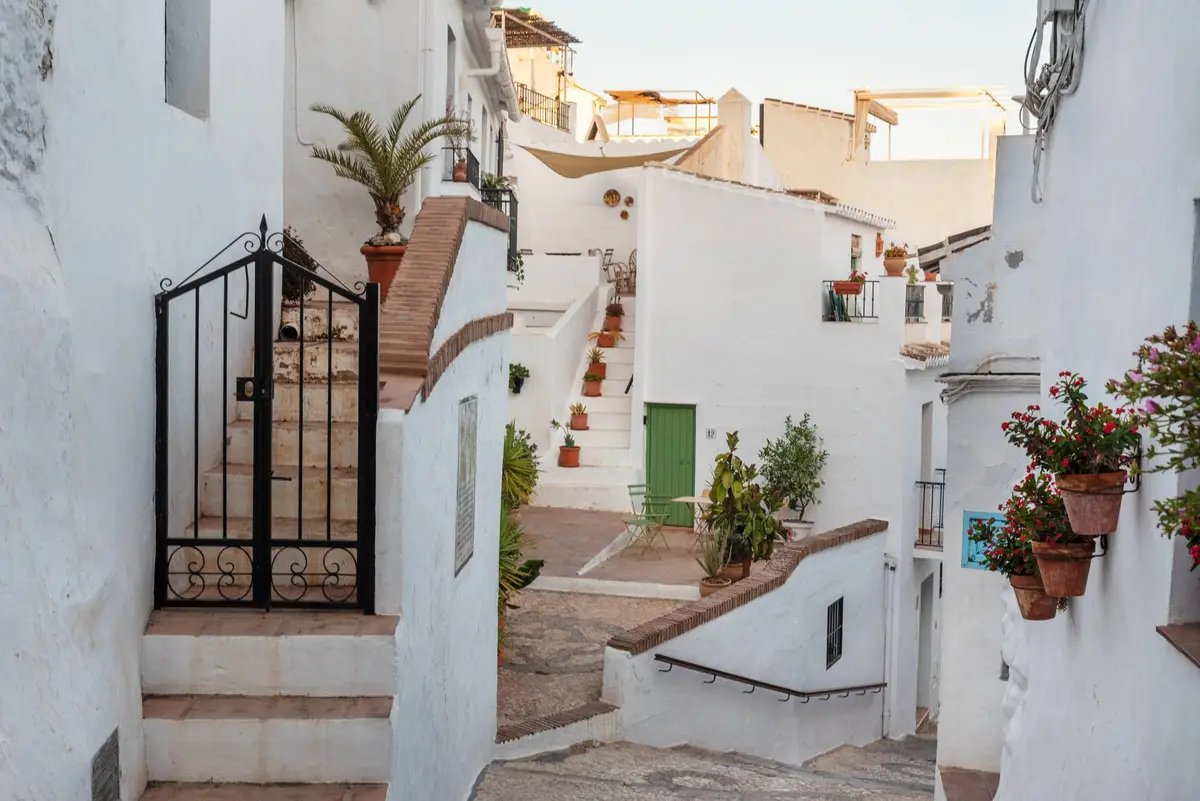 Una calle tranquila de Frigiliana con la luz cálida del atardecer