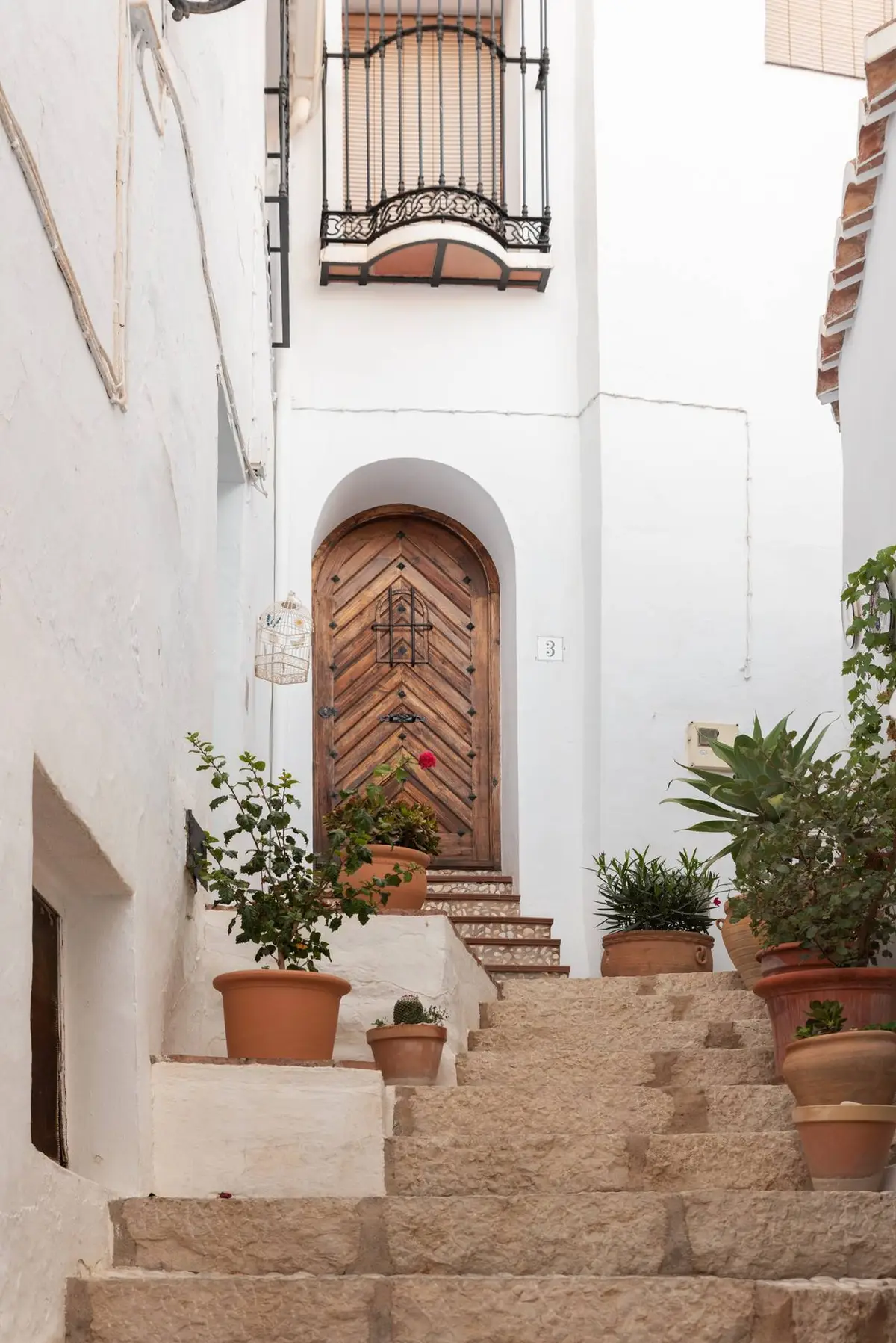 Una calle escalonada entre casas blancas de Frigiliana