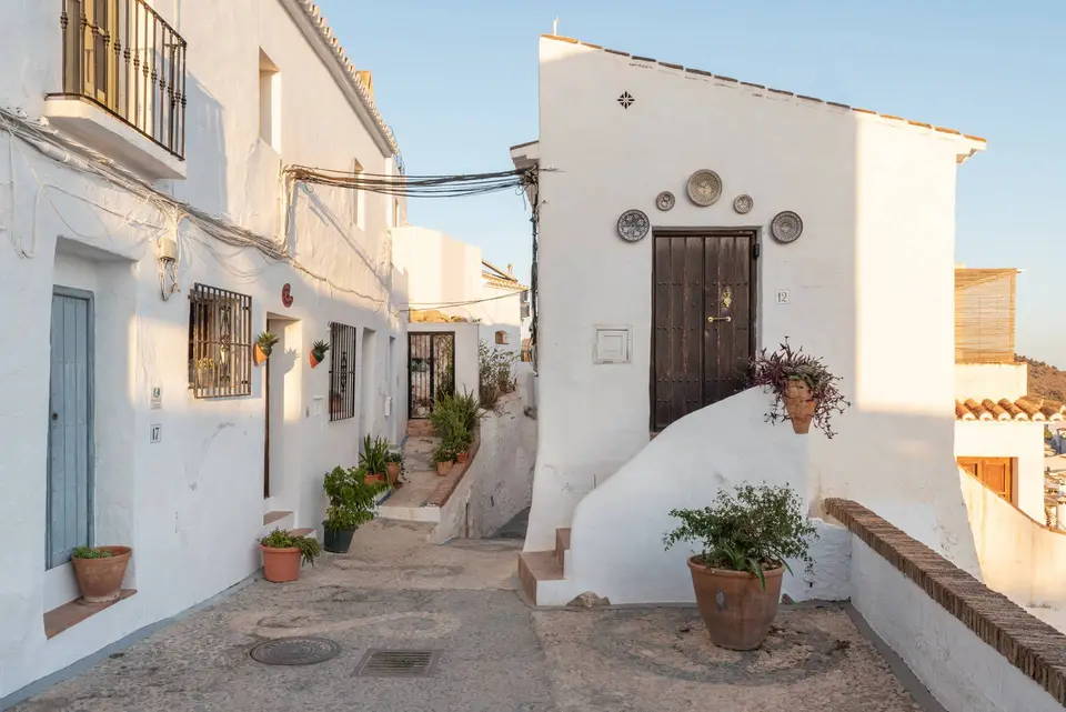 Calle blanca de Frigiliana iluminada por el sol
