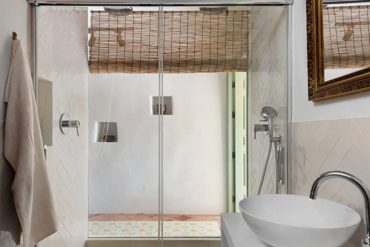 AMARA Lounis: baño con amplia ducha acristalada