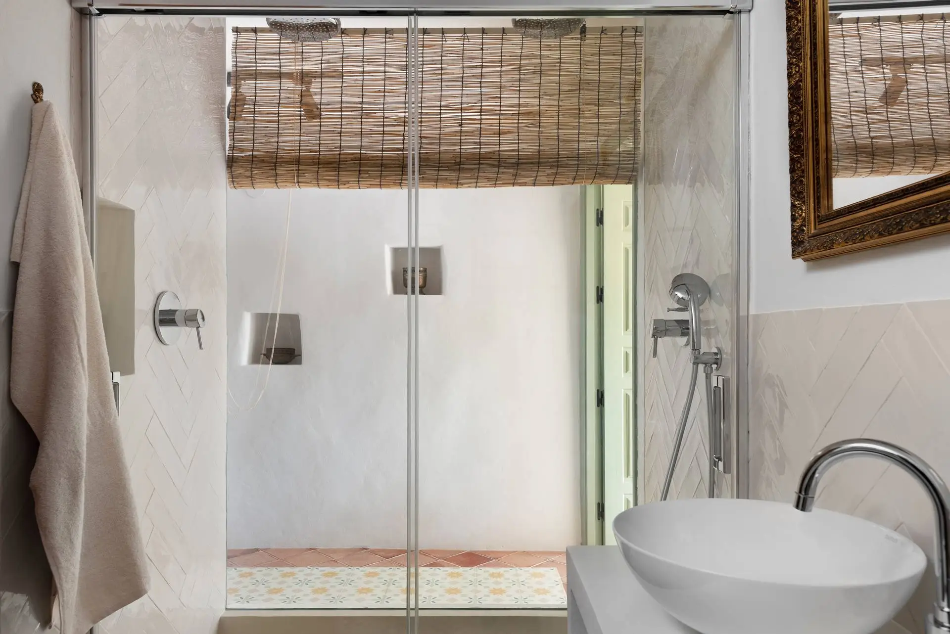 AMARA Lounis: baño con amplia ducha acristalada