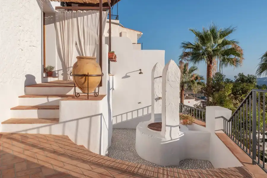 Terrazas encaladas y palmeras en AMARA Lounis, Frigiliana