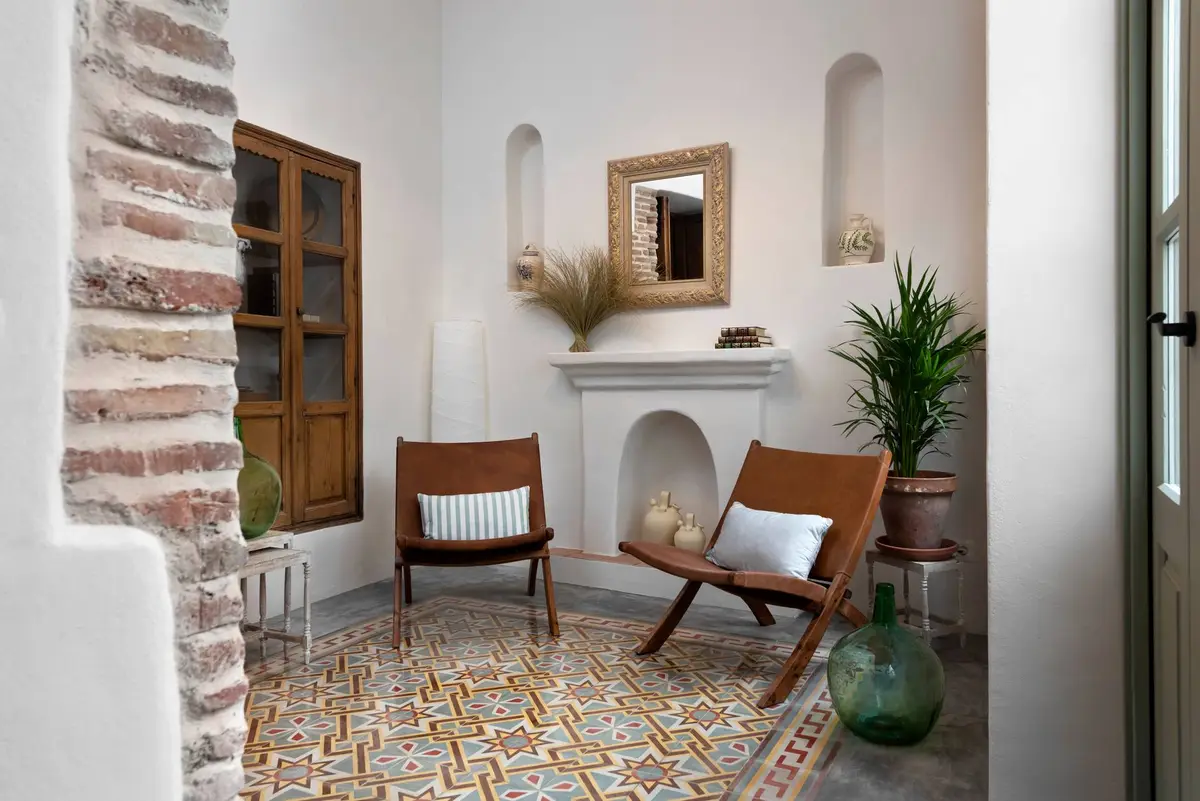 AMARA Lounis: sillas en el patio histórico resguardado