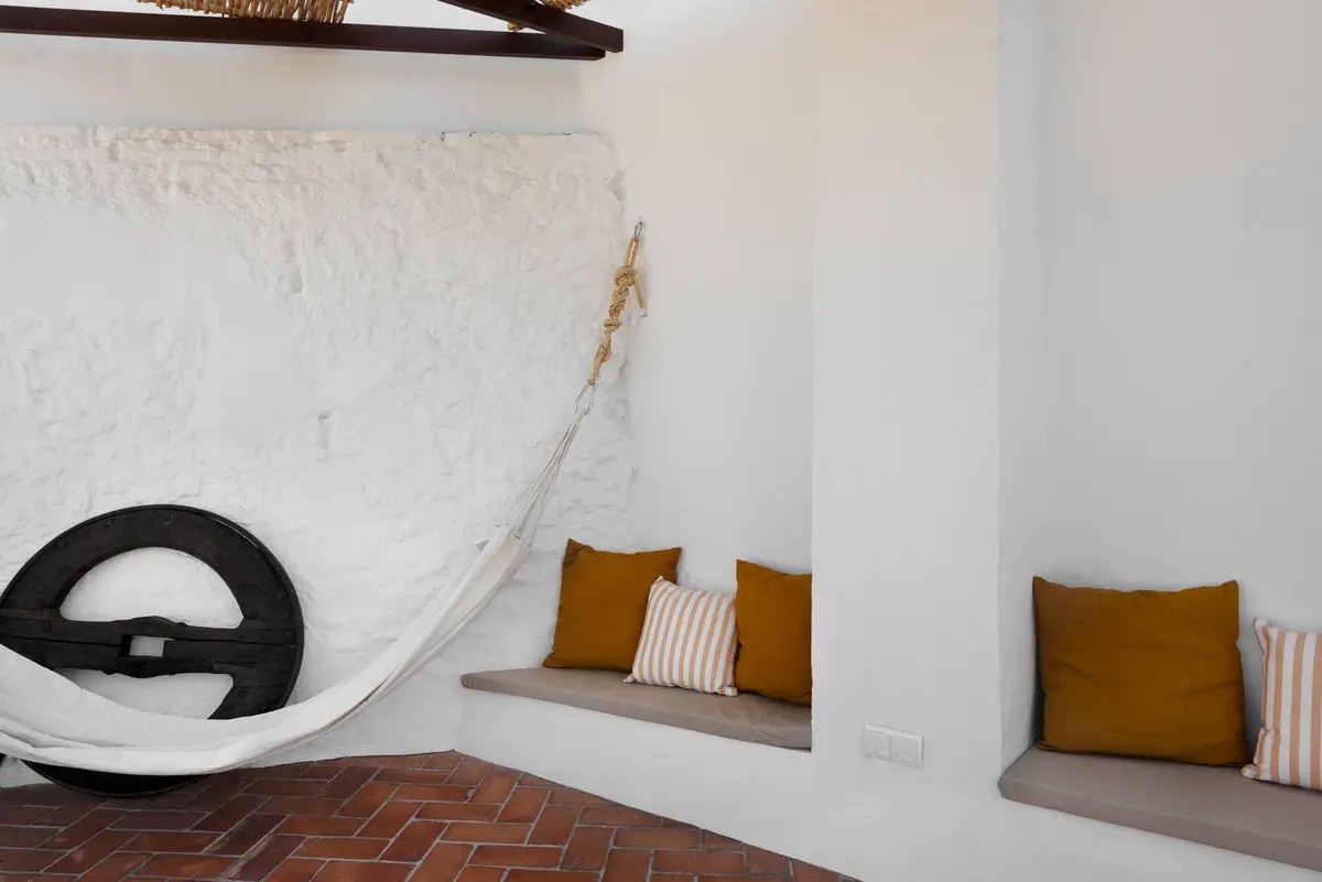 AMARA Lounis: banco de obra con cojines