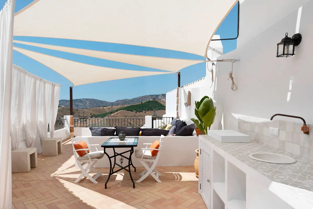 AMARA Maha: mesa de comedor al aire libre en la terraza privada