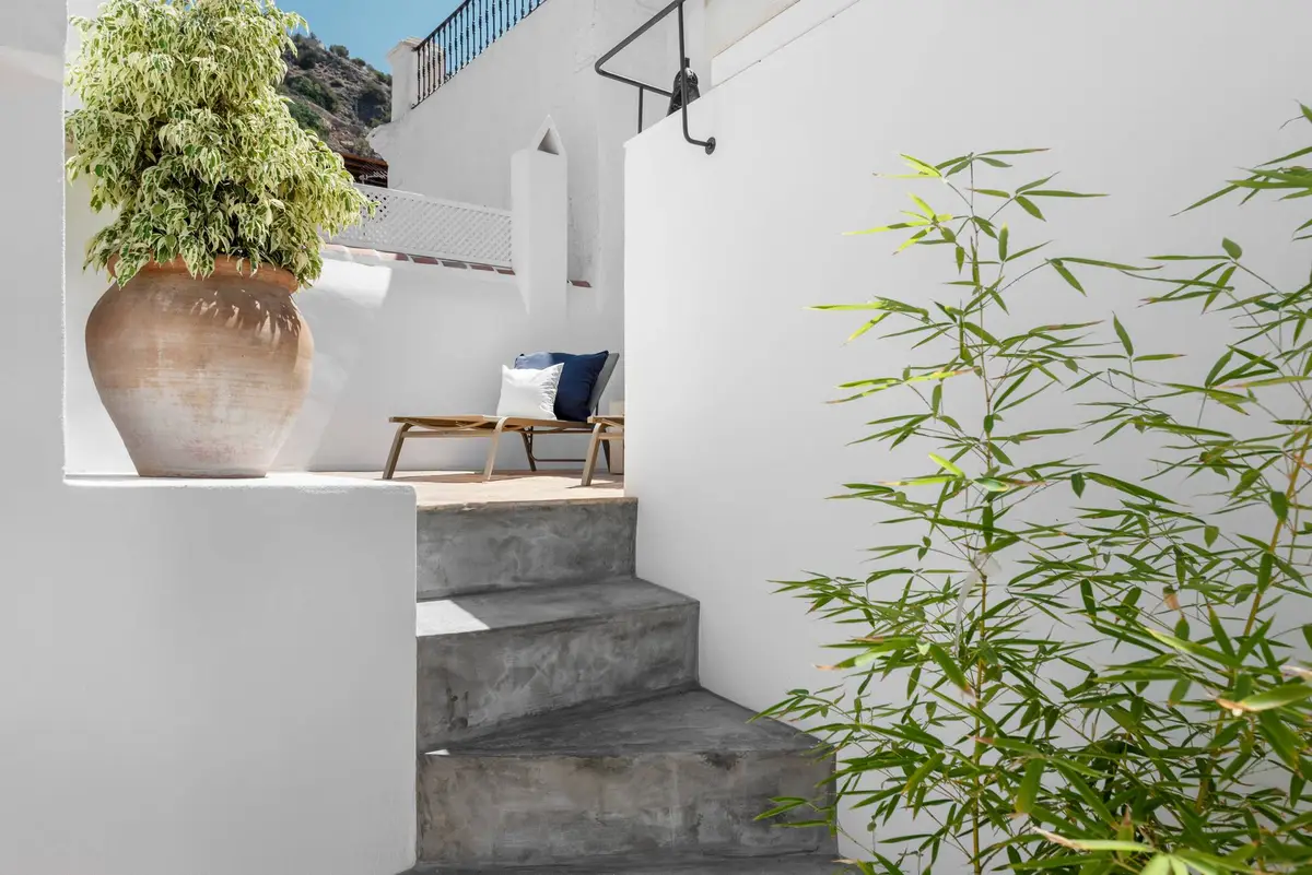 AMARA Maha: escalones encalados y plantas en la terraza