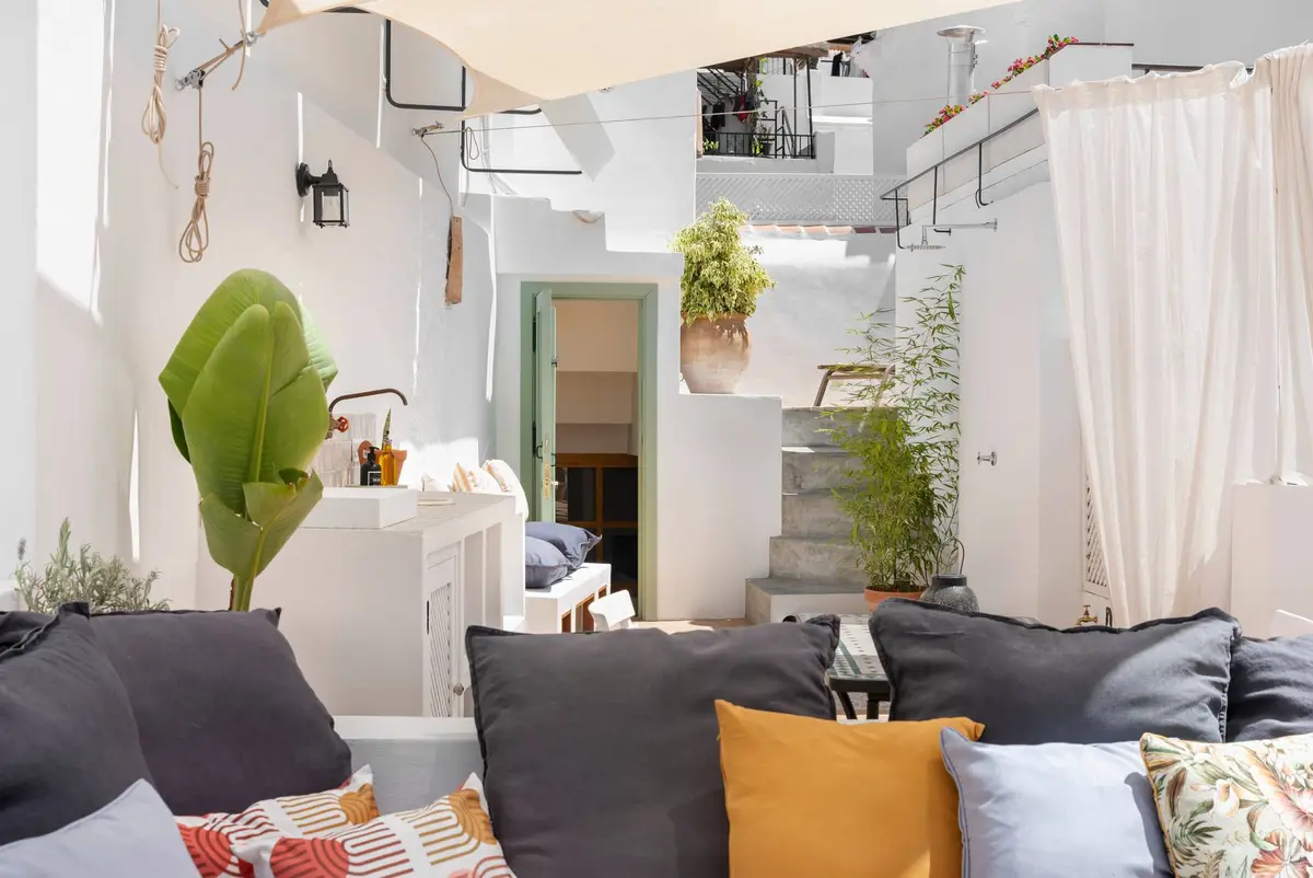 AMARA Maha: zona de estar con sombra en la terraza privada
