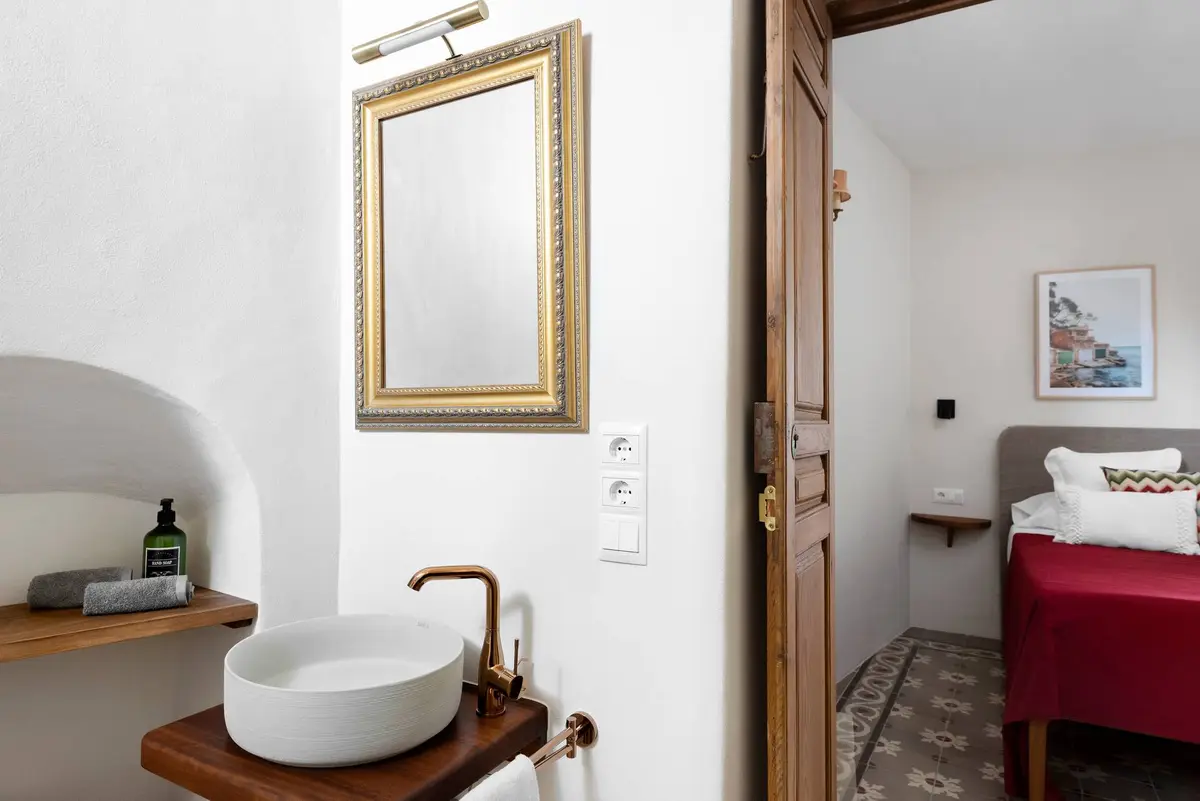 AMARA Maha: lavabo y espejo en el baño