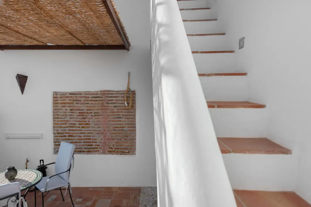 Escalera exterior y puerta de conexión entre las terrazas de Zaid y Maha en Casa AMARA