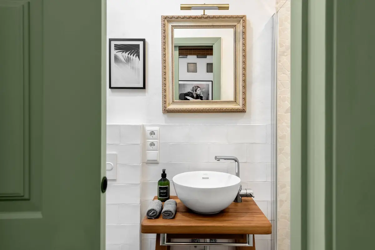 AMARA Farah: lavabo y espejo en el baño