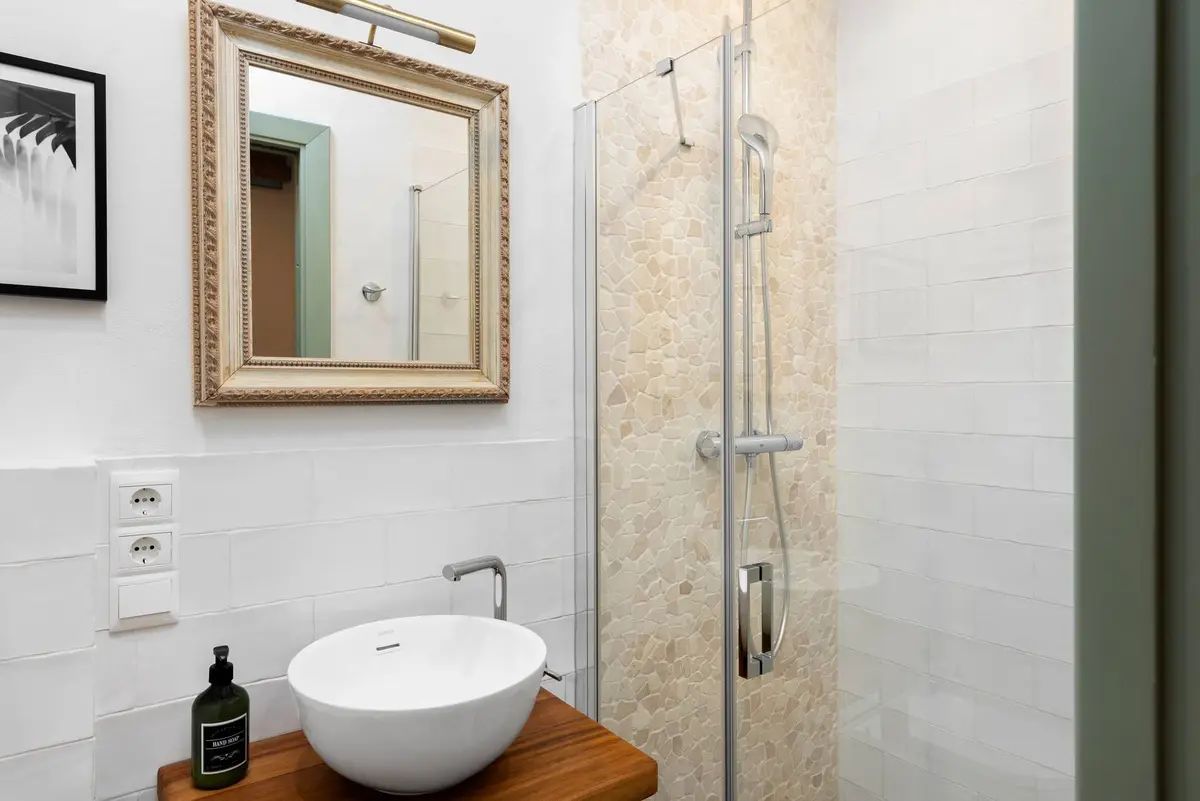 AMARA Farah: baño con ducha a ras de suelo