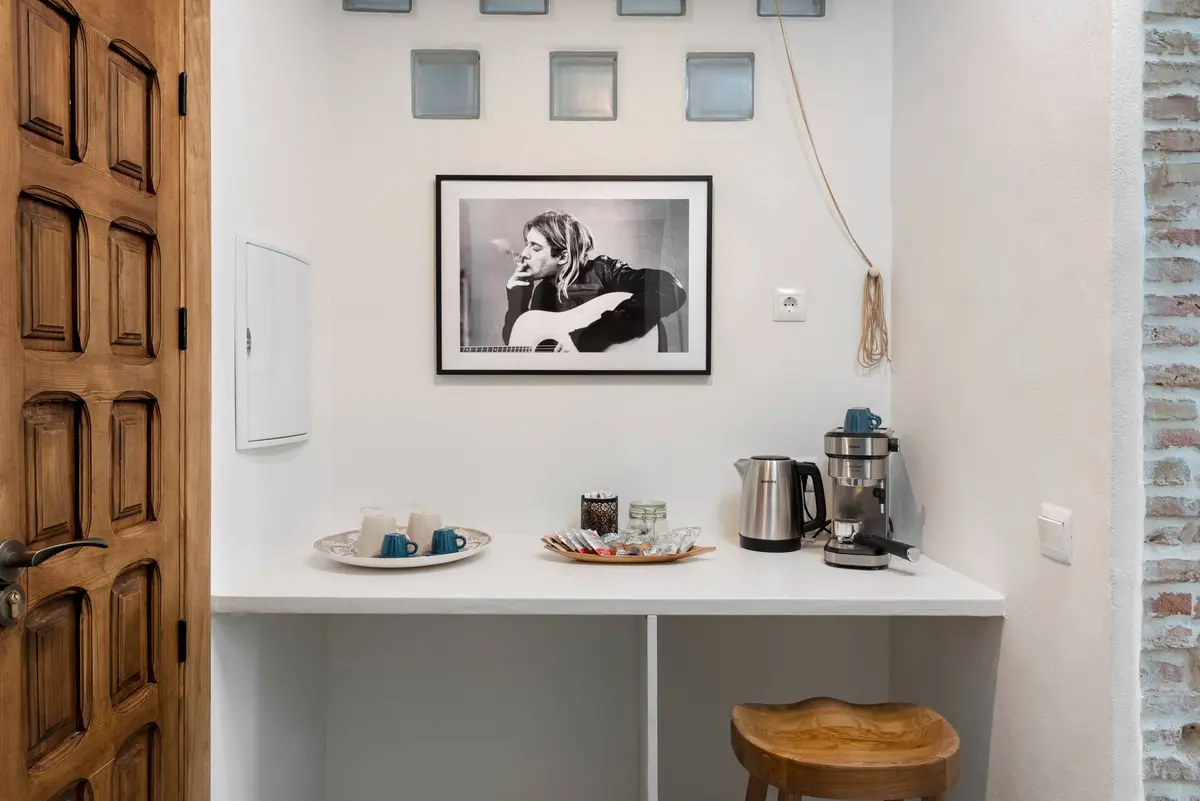 AMARA Farah: zona de café y té con encimera, frigorífico y cafetera