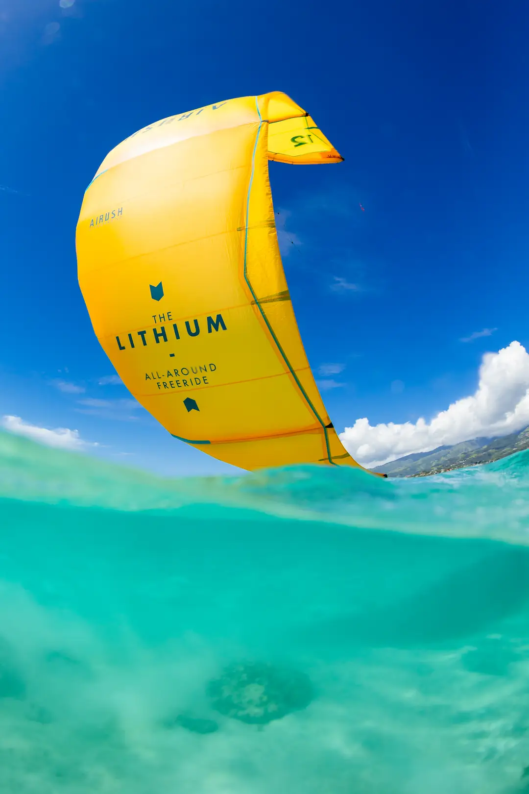 Una cometa Airush Lithium amarilla sobre agua turquesa en Tarifa