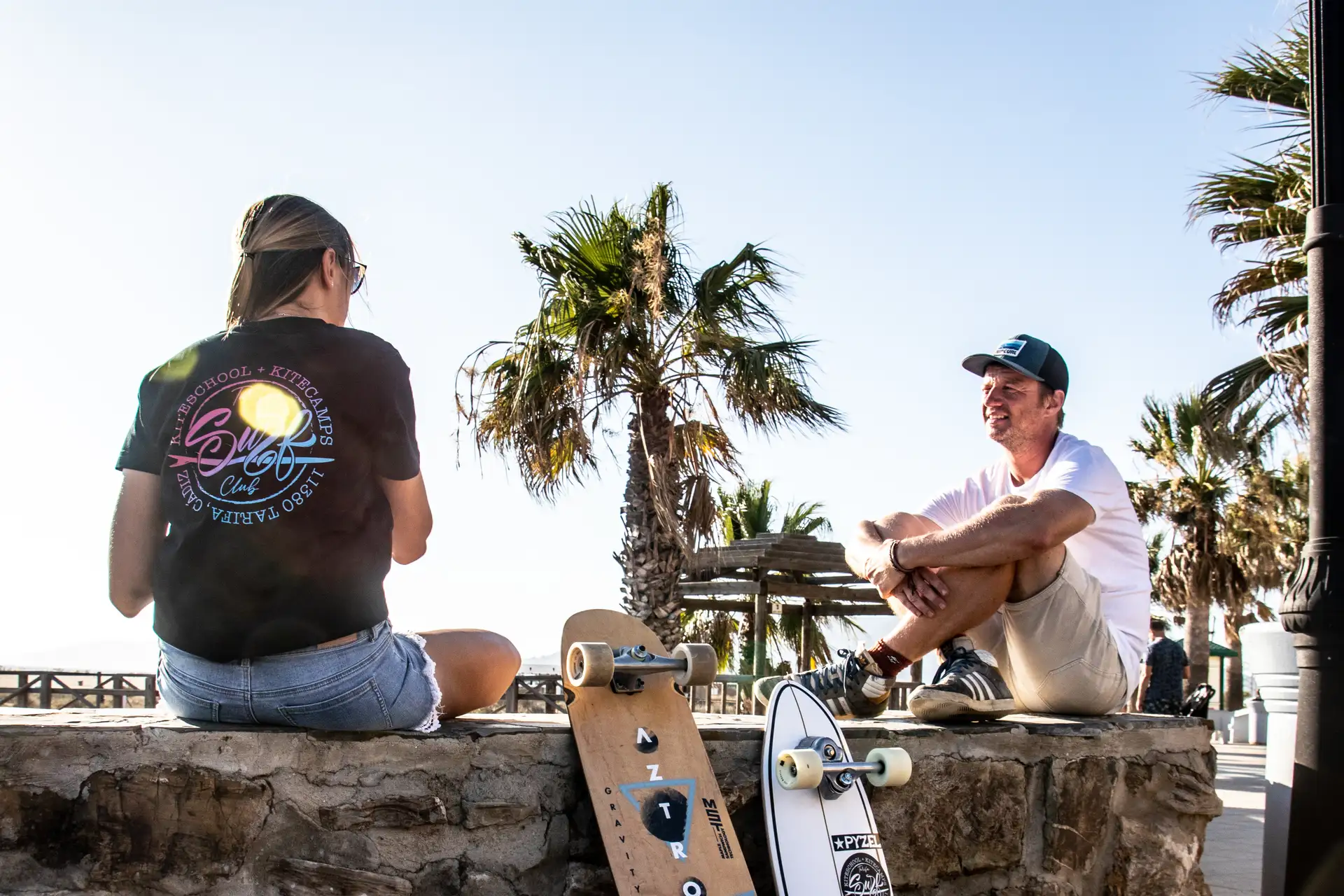Gente con monopatines en el paseo marítimo de Tarifa