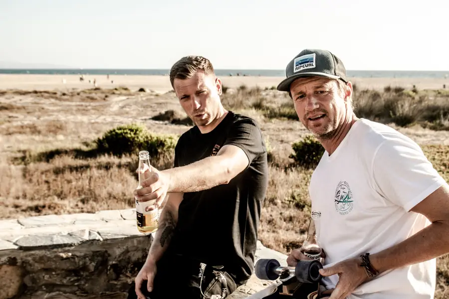 Dos del club con un longboard después de la sesión