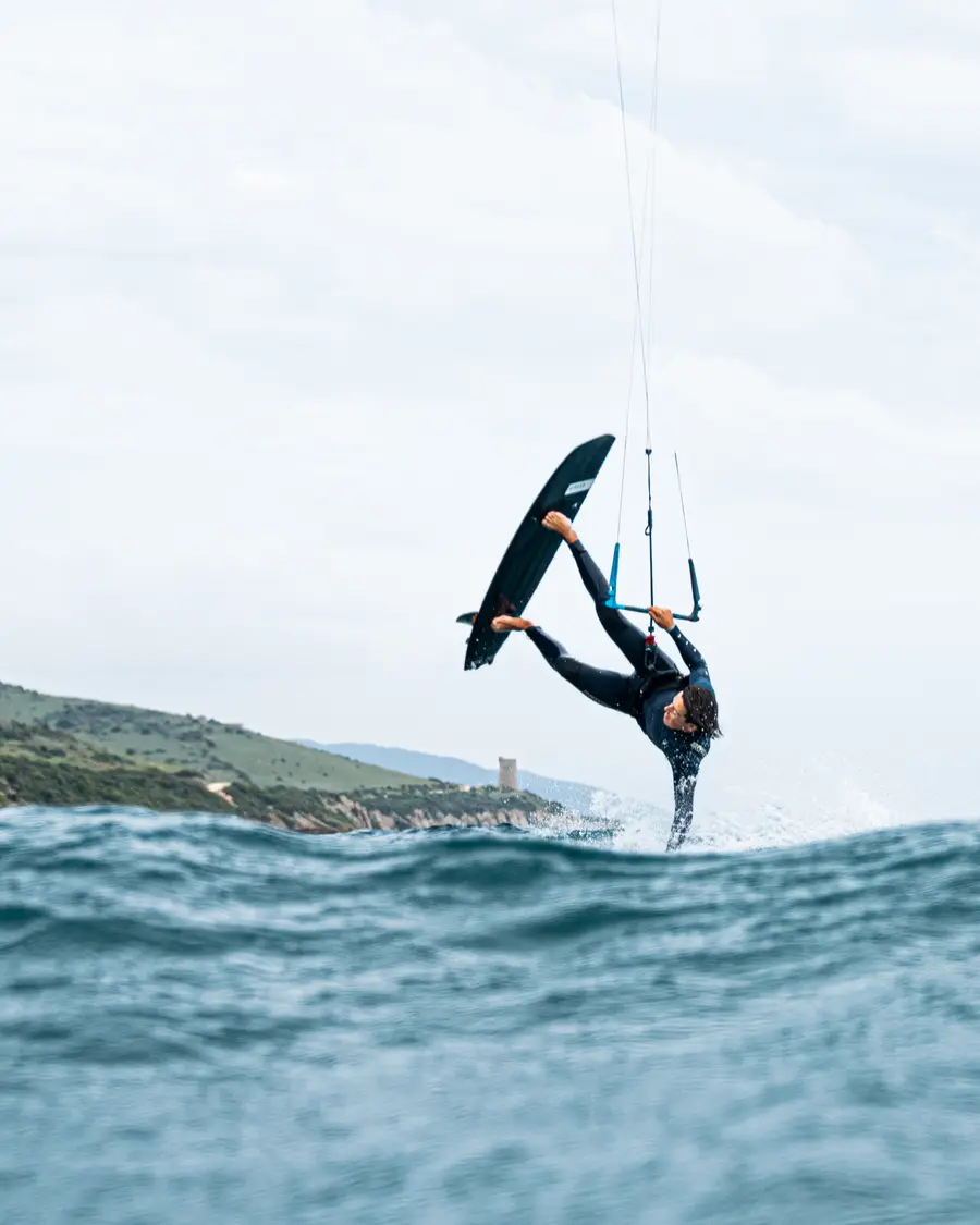 Kitesurfista en pleno salto sobre el agua frente a Tarifa