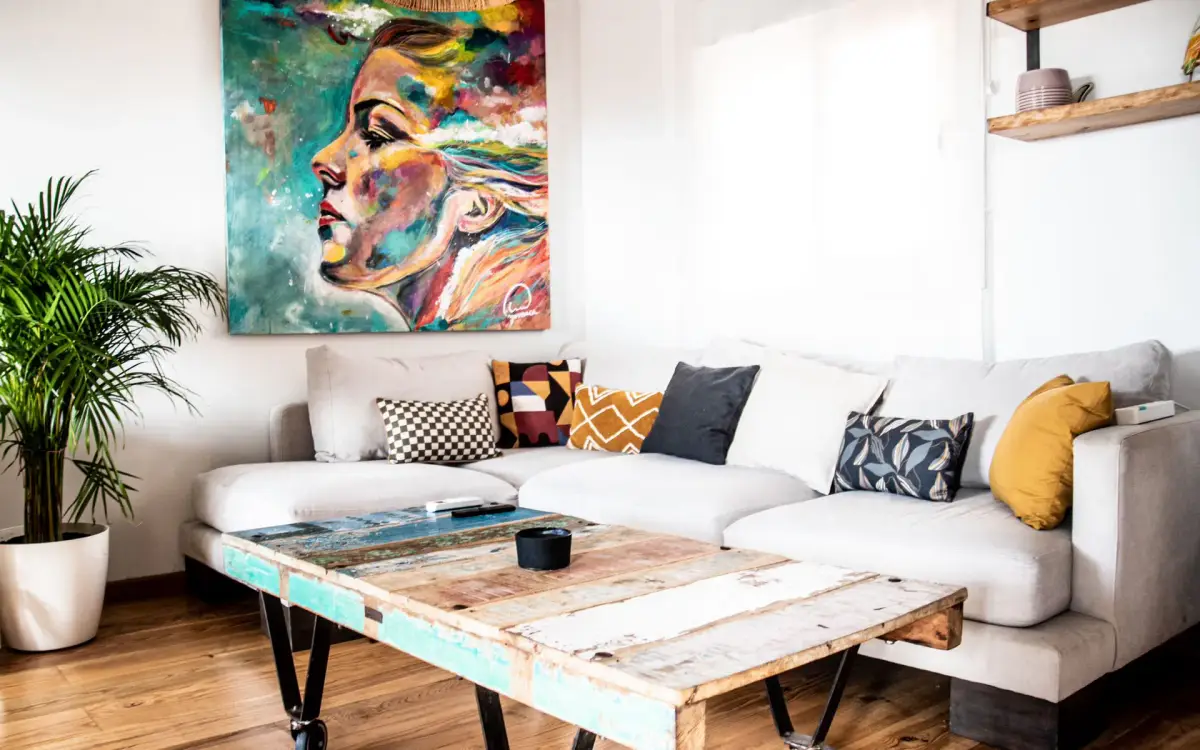 AMARA Family & Surf: acogedora zona de estar con obras de arte