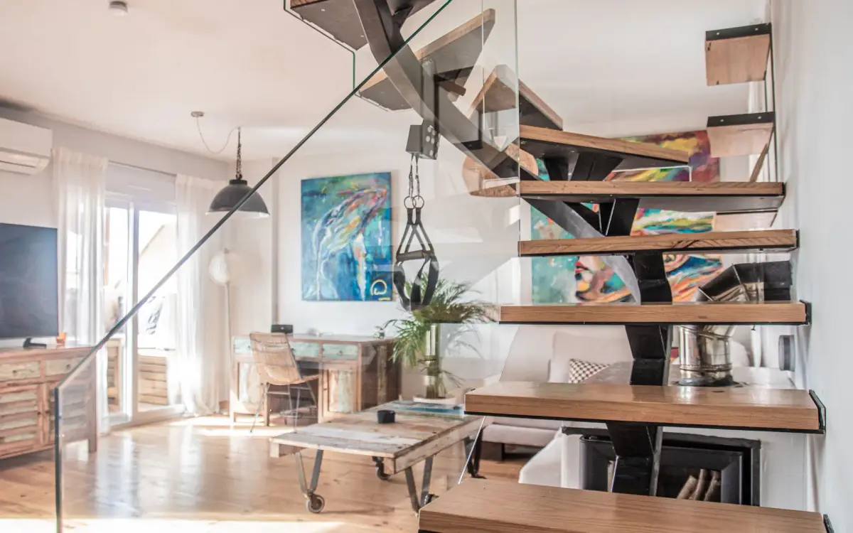 AMARA Family & Surf: salón abierto con escalera a la planta superior