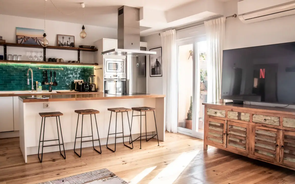 AMARA Family & Surf: cocina con comedor contiguo