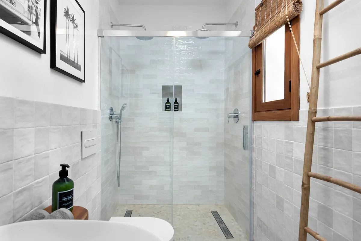 AMARA Zaid: baño con amplia ducha acristalada