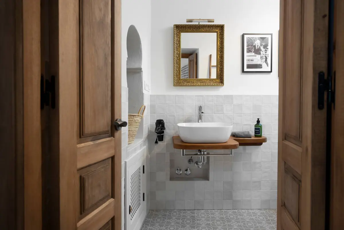 AMARA Zaid: lavabo y espejo en el baño