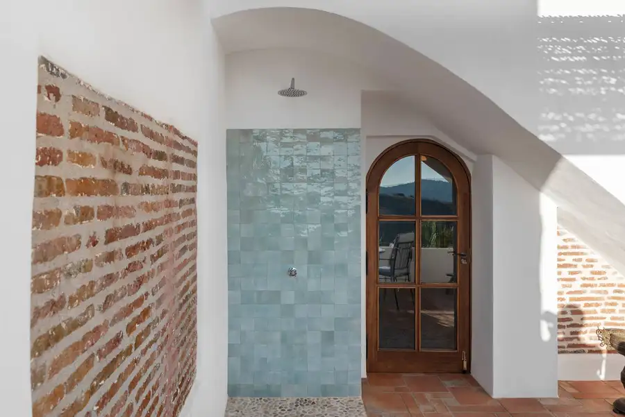 Ducha exterior con azulejos artesanales en la terraza privada de AMARA Zaid, Frigiliana