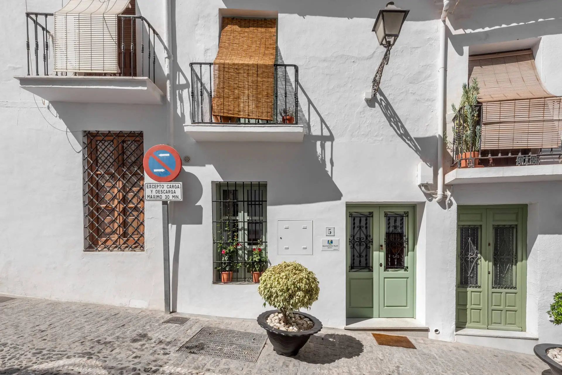 La puerta verde común de Casa AMARA en la calle Chorruelo 5 de Frigiliana
