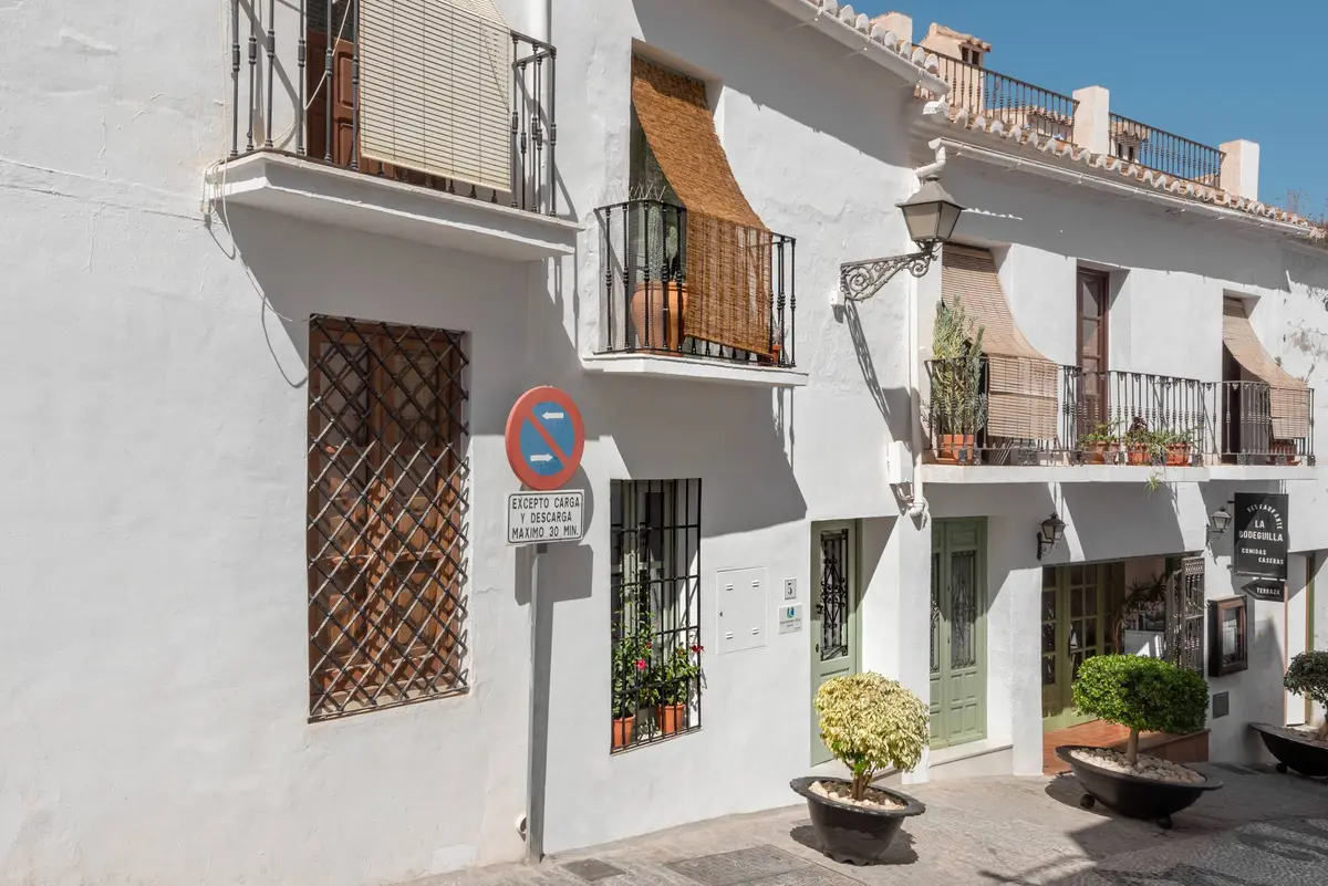 Fachada blanca de Casa AMARA en el casco antiguo de Frigiliana