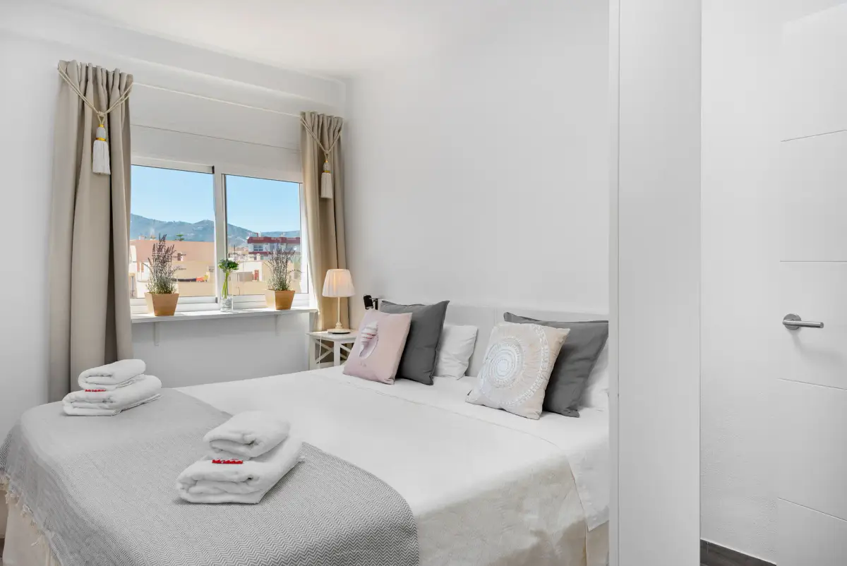 AMARA Playa: cama doble junto a una ventana con vistas hacia el mar