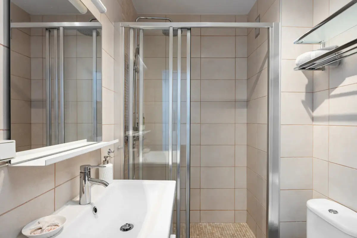 AMARA Playa: baño con ducha a ras de suelo