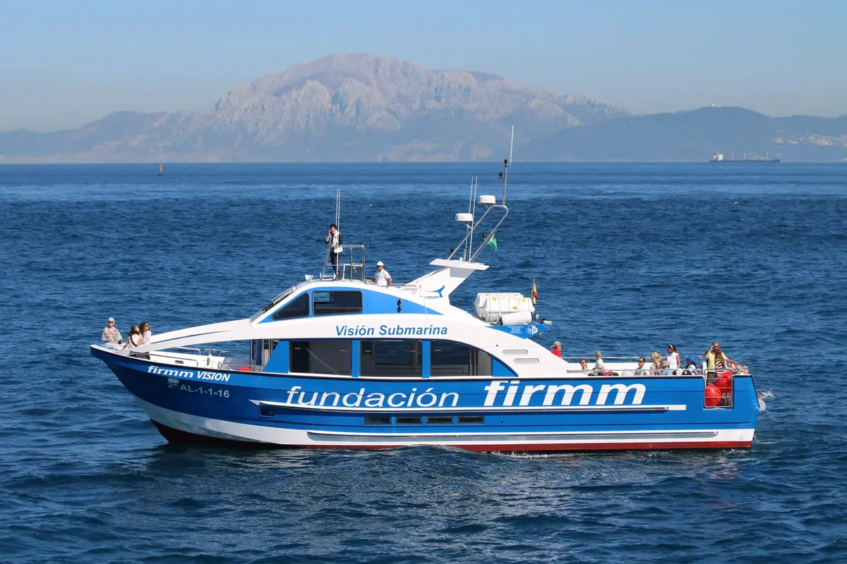 El barco de investigación firmm VISION en el Estrecho de Gibraltar, con las montañas de Marruecos al fondo
