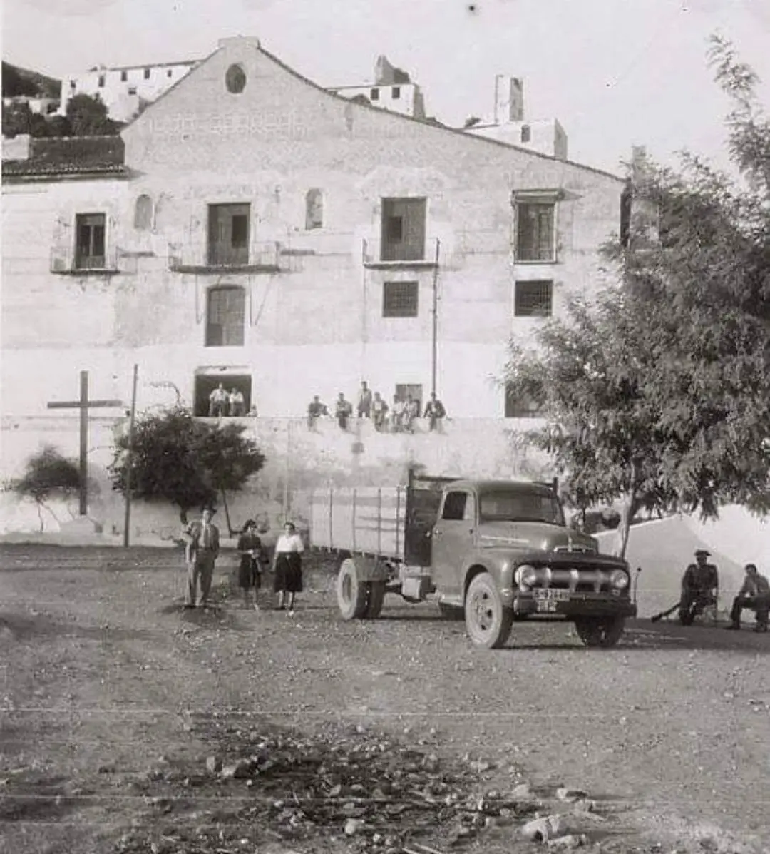 Una fotografía histórica de El Ingenio con un camión en el ingenio azucarero