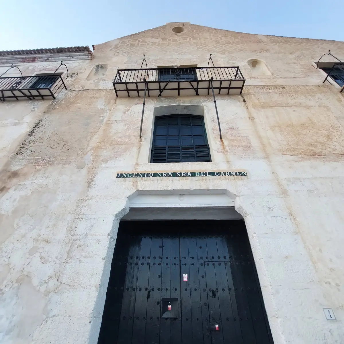 La entrada de la fábrica de miel de caña Nuestra Señora del Carmen en El Ingenio