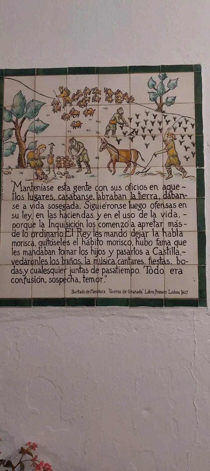Panel de cerámica pintado a mano en el casco antiguo de Frigiliana con una escena de la historia morisca
