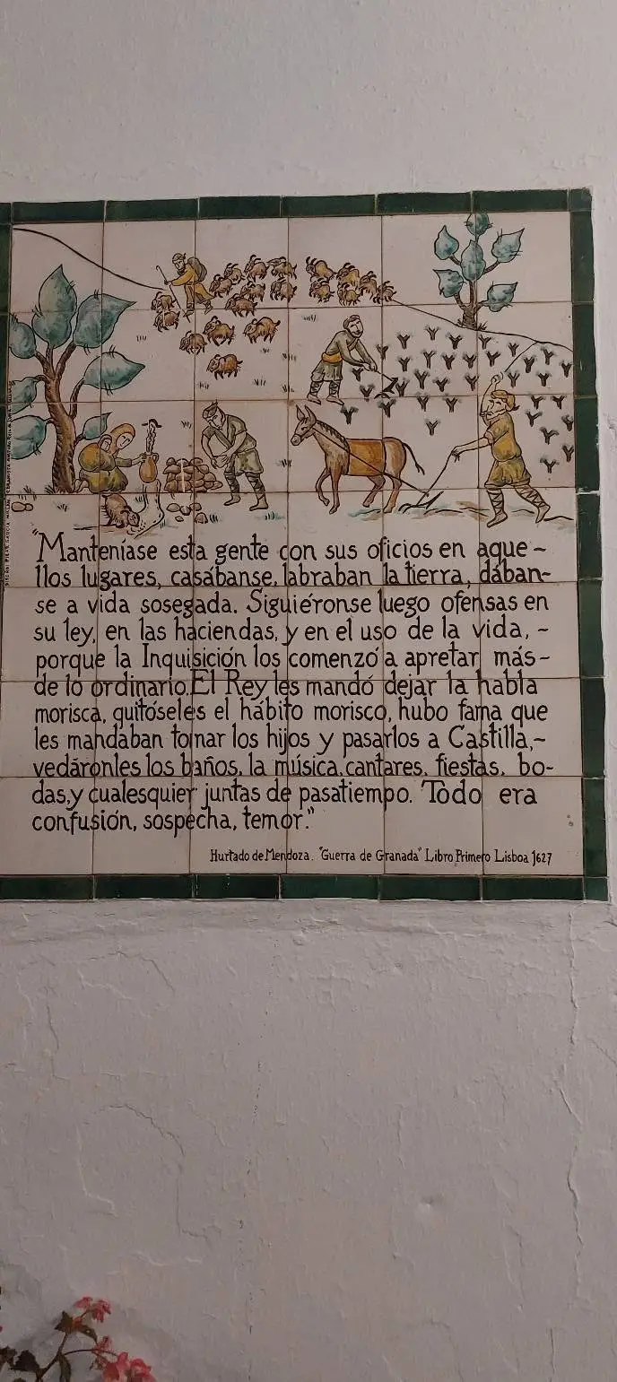 Un panel de cerámica pintado a mano en el casco antiguo de Frigiliana con una escena de la historia morisca