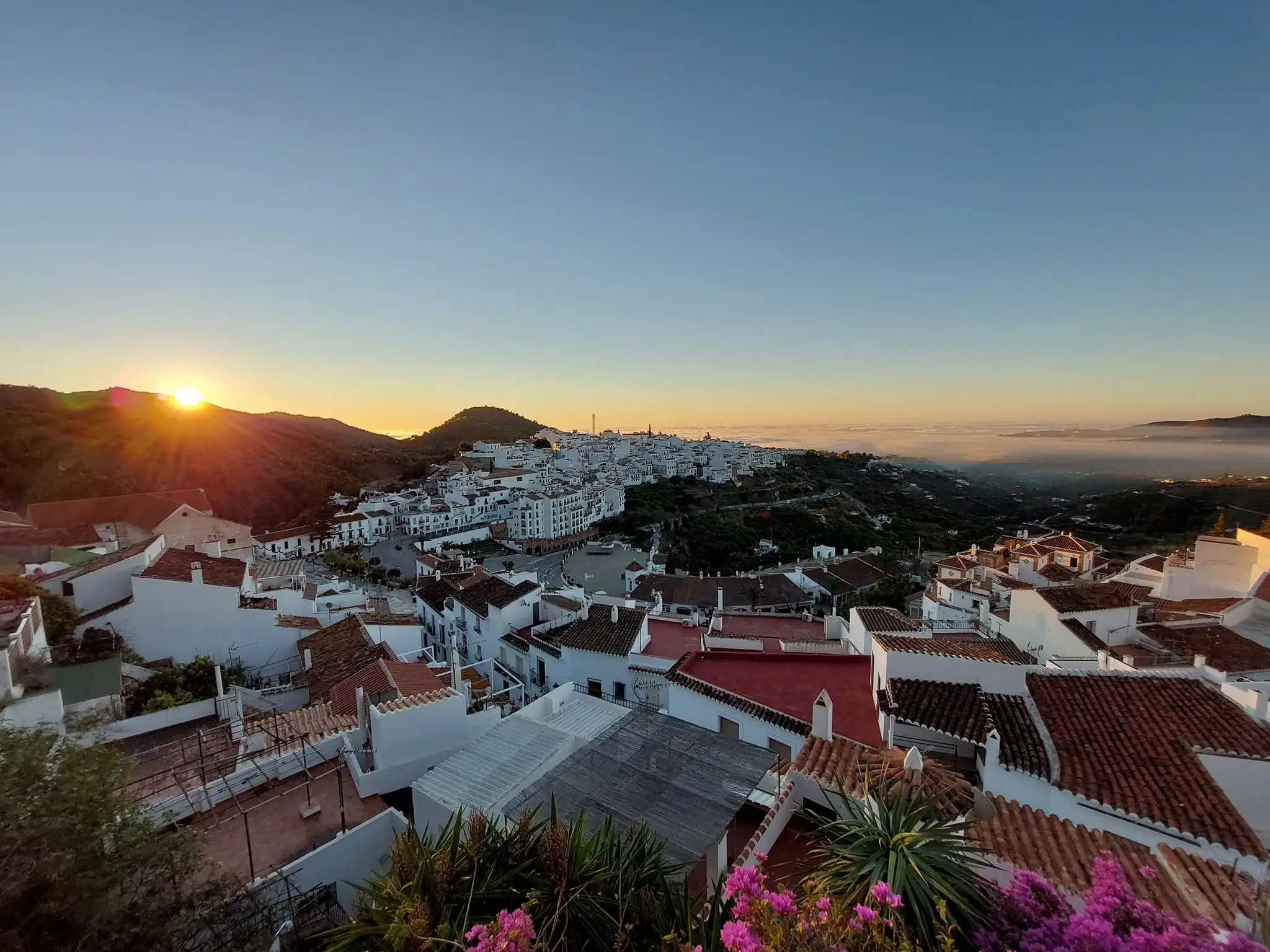 El casco antiguo encalado de Frigiliana al atardecer, sobre los tejados