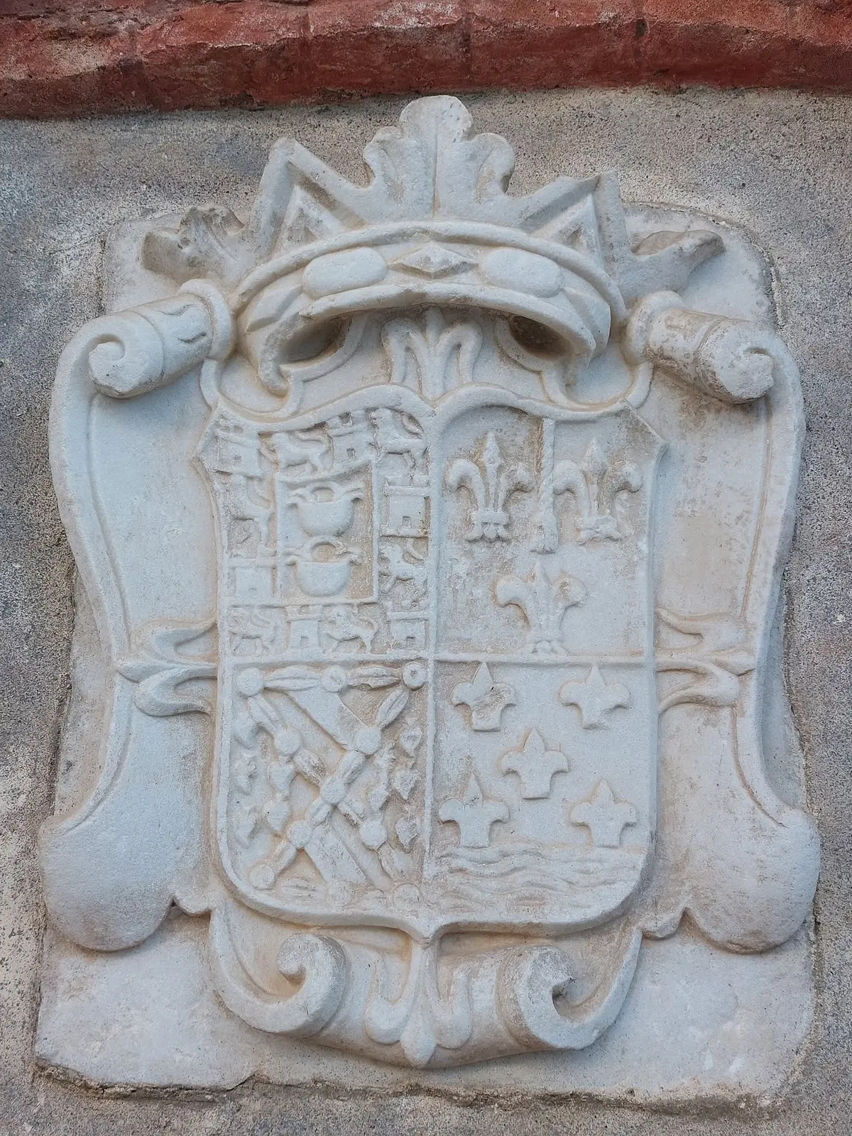 El escudo de piedra de los condes en la fachada de El Ingenio
