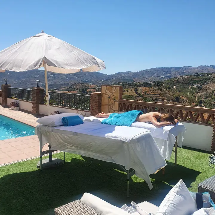 Masaje al aire libre junto a una piscina en las colinas de Frigiliana