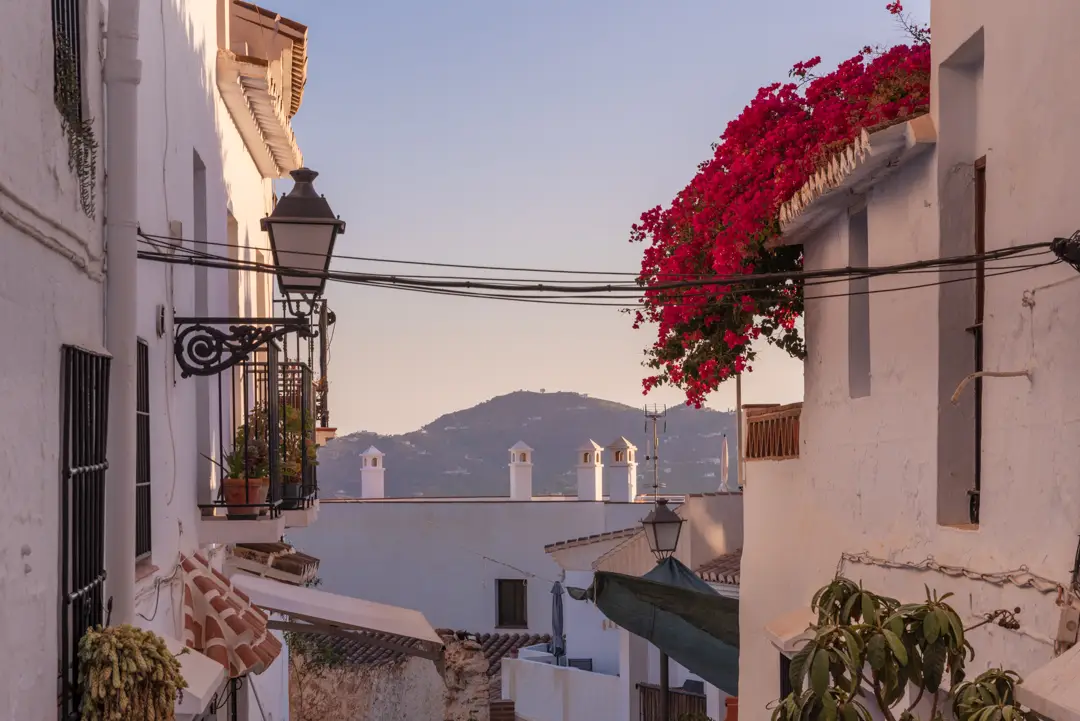 Calles de Frigiliana con el paisaje de montaña al fondo