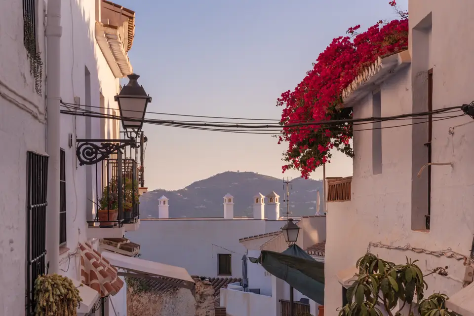 Frigiliana con las montañas al fondo