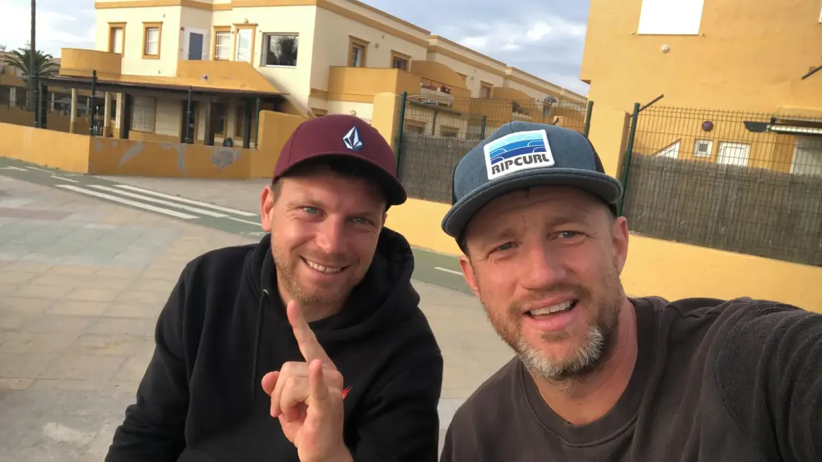 Mark, de Tarifa Surf Club, y Robert, de AMARA, juntos en Tarifa