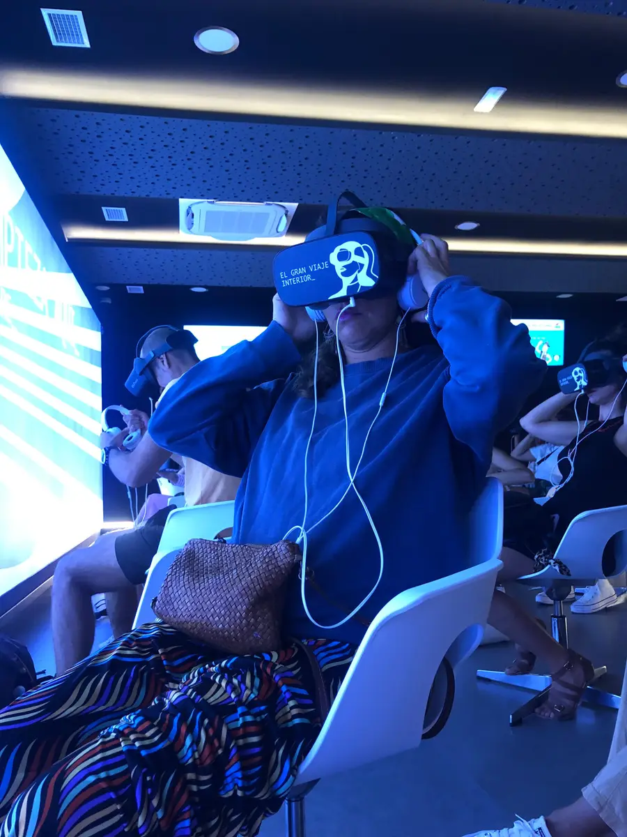 Colocándose las gafas de realidad virtual en la sala de El Gran Viaje Interior, en la Cueva de Nerja
