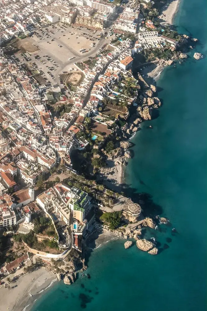 La costa y las playas de Nerja vistas desde el aire