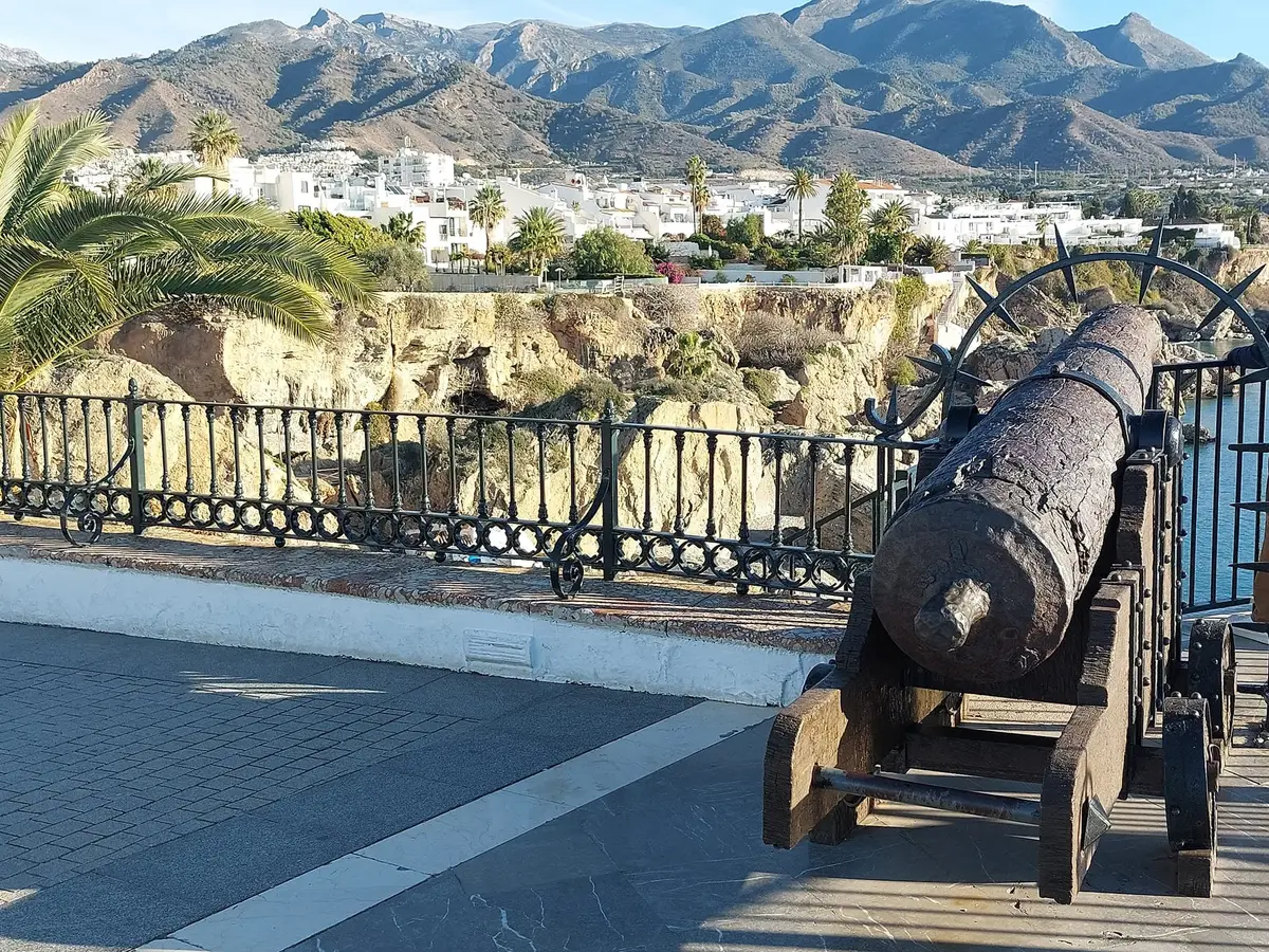 Vista desde el Balcón de Europa sobre las casas blancas hacia las montañas