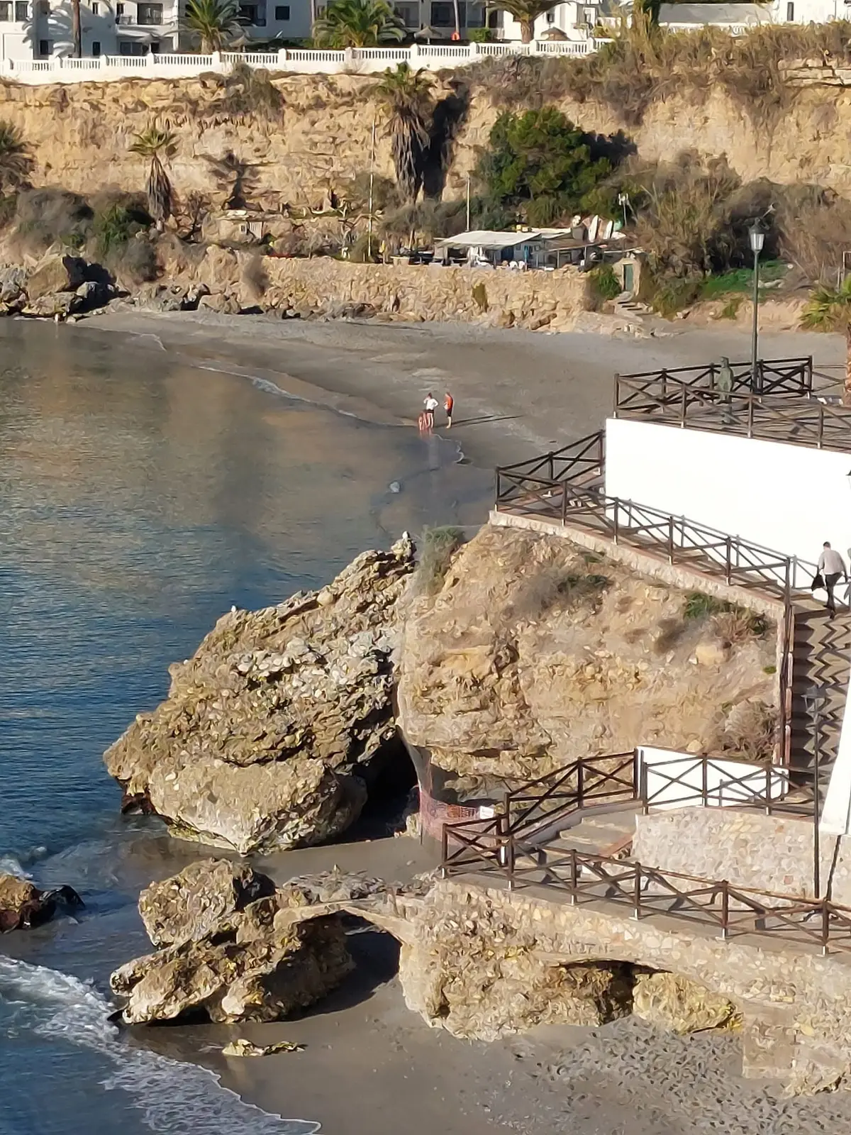 La pequeña cala de Calahonda bajo el Balcón de Europa, vista desde arriba una mañana de invierno