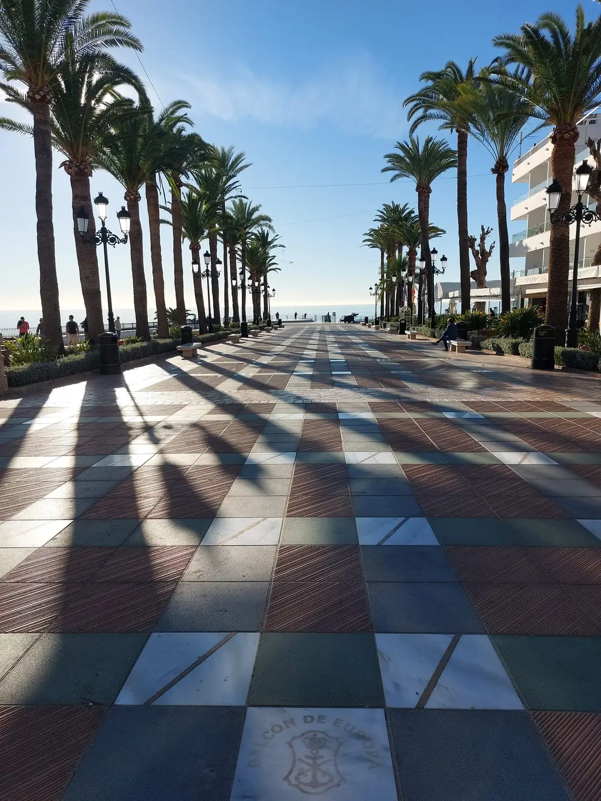 El paseo de palmeras del Balcón de Europa, vacío, con luz de invierno
