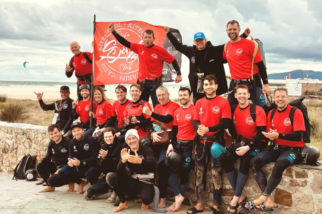 Foto de grupo de Tarifa Surf Club junto a la playa