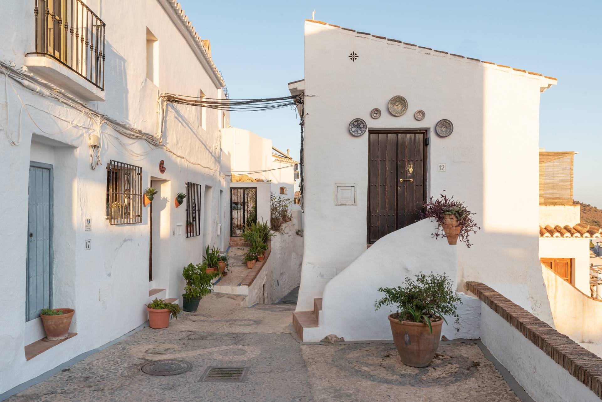 Escaleras empinadas en el casco antiguo de Frigiliana